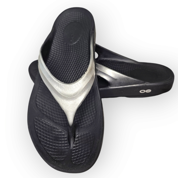 OOfos Women's OOLALA Flip FlopSilver Recovery SandalWomen's Size 9 - Picture 1 of 12